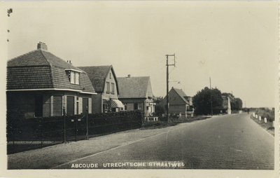 6821 Gezicht op de Rijksstraatweg te Abcoude (gemeente Abcoude-Baambrugge), uit het westen, met links de huizen nrs. ...